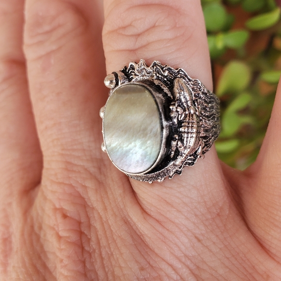 New Unique Mother of Pearl Lizard Silver Ring. - Picture 12 of 15